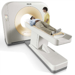 пациент лежит внутри  наполовину открытого томографа, рядом стоит врач